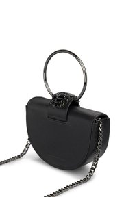 Czarna skórzana torebka na ramię z okrągłym metalowym uchwytem i dekoracyjnym zapięciem. Posiada teksturowaną powierzchnię oraz metalowy łańcuszek na ramię.