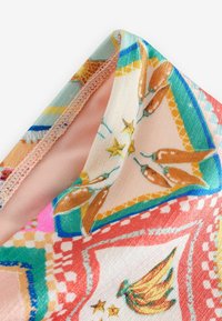 Daugiakryptis raštuotas audinys, kuriame vaizduojami žvaigždės ir stilizuoti plunksnų motyvai pastelinių atspalvių. Lygi tekstūra su siūtais kraštais.