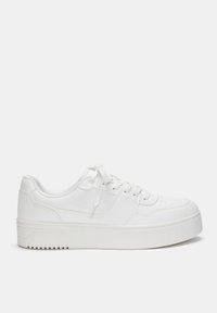 Białe sneakersy wykonane z teksturowanej skóry syntetycznej, z zapięciem na sznurowadła, okrągłym czubkiem i masywną gumową podeszwą dla zwiększonego komfortu.