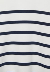 Tissu blanc avec des rayures horizontales bleu marine espacées uniformément formant un motif sur toute la surface.