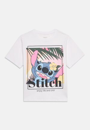 Hvit kortermet skjorte med fargerik tegneserie Stitch-karakter som bærer en gul blomst, palmeblader i bakgrunnen, og tekst "Stitch nyt livet og slapp av."
