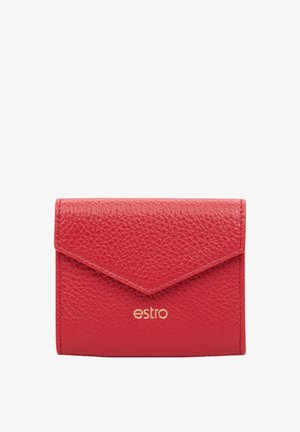 Rode leren portemonnee met een gestructureerde afwerking, voorzien van een envelopstijl klep en gouden letters "estro" aan de voorkant.