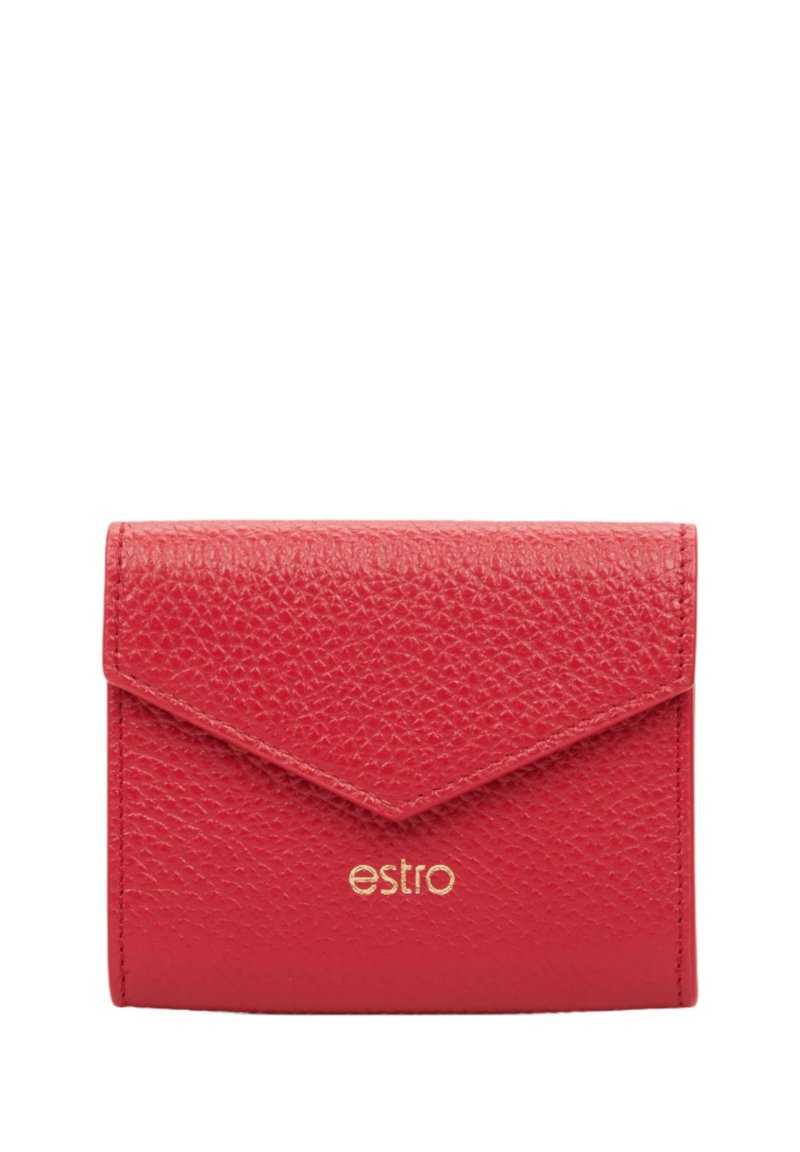 Czerwony skórzany portfel o teksturowanym wykończeniu, z klapką w stylu koperty i złotym napisem "estro" na przodzie.