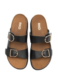 Czarne sandały z dwiema regulowanymi paskami, z złotymi klamrami. Podeszwa ma jasnobrązową teksturę, co podkreśla komfort i styl.