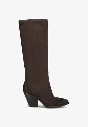 Donkerbruine suède kniehoge laars met een spitse neus en een schuine blokhak, zijaanzicht op een witte achtergrond.
