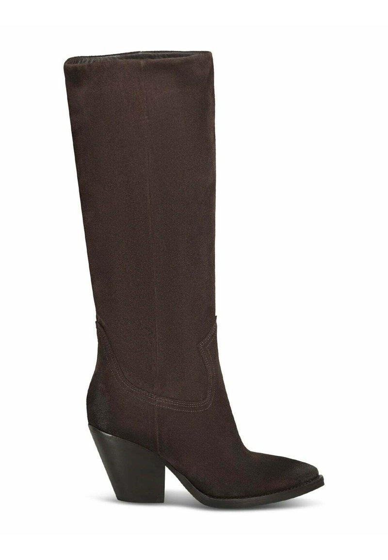Stivale al ginocchio in suede marrone scuro con punta affusolata e tacco blocco angolato, vista laterale su sfondo bianco.