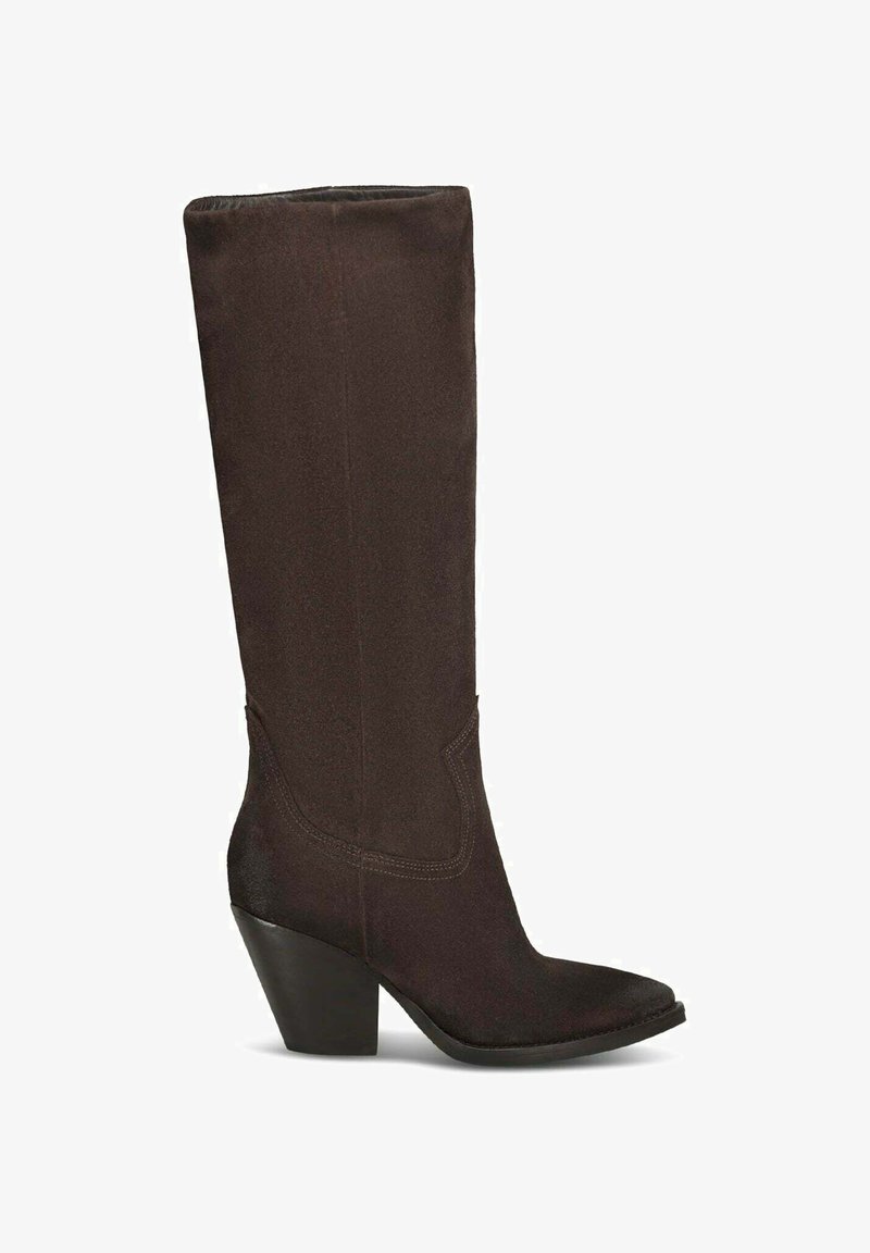 Stivale al ginocchio in suede marrone scuro con punta affusolata e tacco blocco angolato, vista laterale su sfondo bianco.