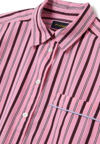 Gestreept shirt in roze en donkerbruin. Bevat een kraag, knoopsluiting en een borstzakje aan de linkerkant met lichtblauwe rand. Van katoenmateriaal.