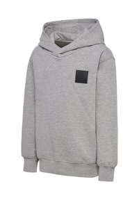 Grå hoodie tillverkad av mjukt tyg, med en känguruficka, ribbade muddar och en svart logotyp på bröstet.