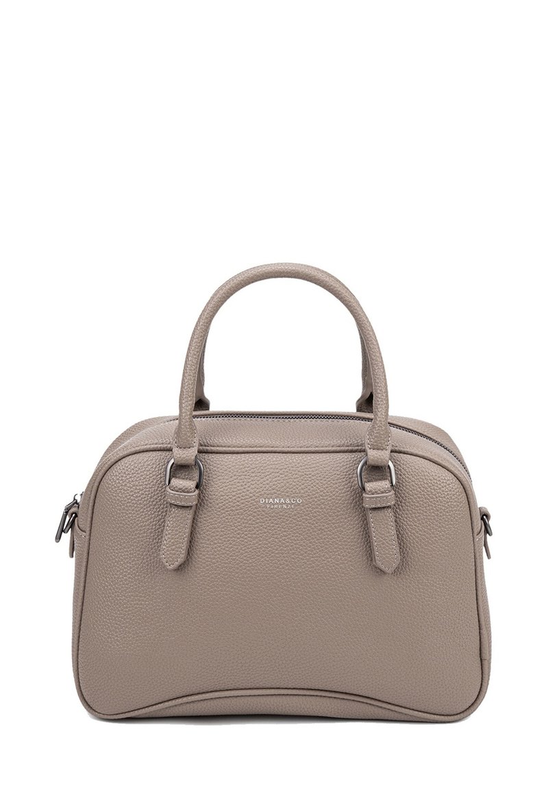 Borsa a tracolla in pelle grigia con finitura a ciottoli, doppio manico, chiusura a zip e hardware in tonalità argento. Presenta un marchio discreto nella parte anteriore.