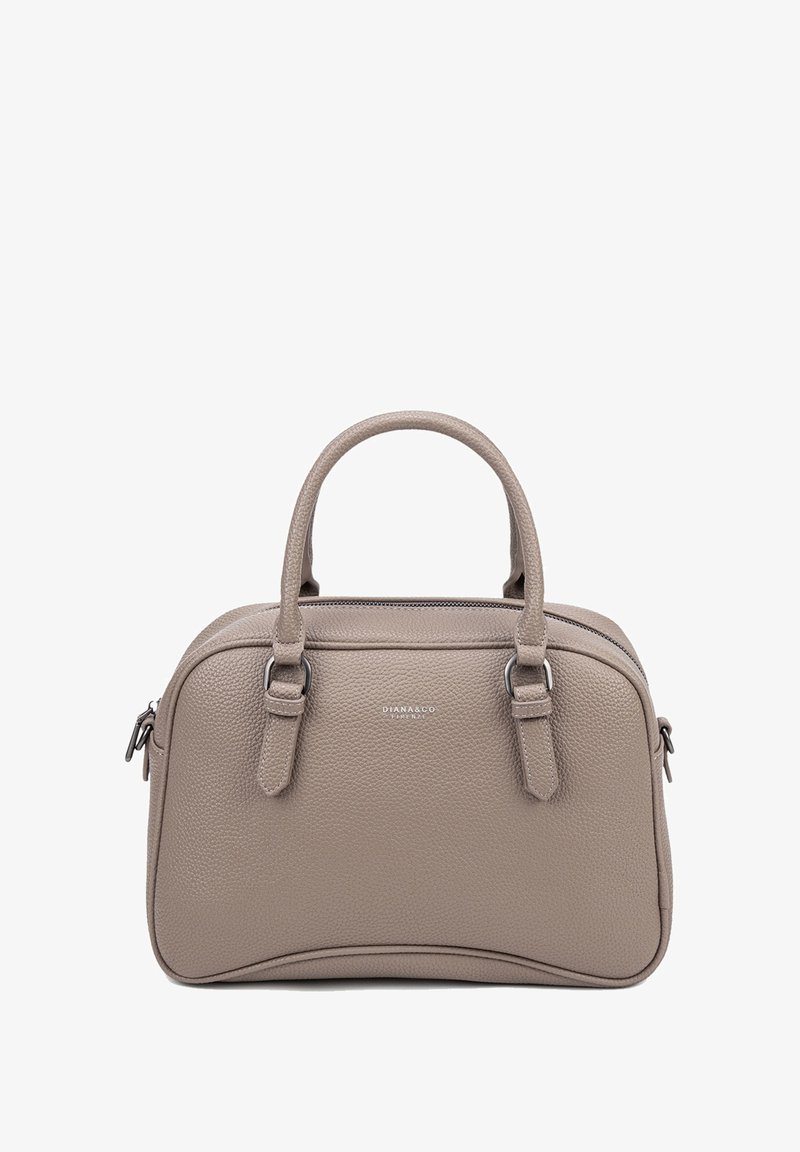 Grijze handtas van gepebberd leer met dubbele handvaten, ritssluiting en zilverkleurige hardware. Heeft subtiele branding aan de voorkant.