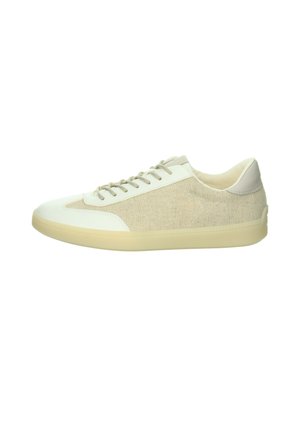 Witte en beige sneakers met een textuurstof zijpaneel, platte veters en een ronde rubberen zool. Minimalistisch ontwerp met zachte accenten.