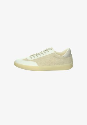 Witte en beige sneakers met een textuurstof zijpaneel, platte veters en een ronde rubberen zool. Minimalistisch ontwerp met zachte accenten.