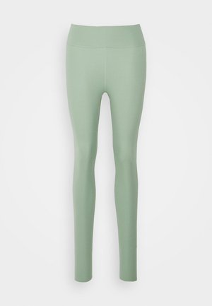 Lichtgroene leggings gemaakt van rekbare, gladde stof, met een hoge tailleband en een slim-fit ontwerp, geschikt voor actieve of casual kleding.