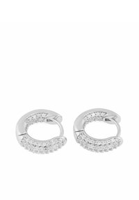 Ett par silverfärgade hoops med flera små glittrande kristaller inbäddade på den yttre kurviga ytan.