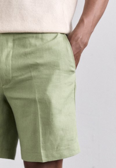 J.LINDEBERG BARON - Shorts - oil green