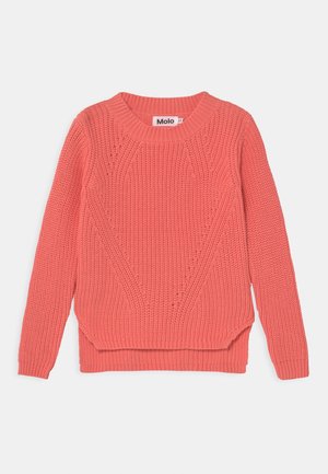 Pull en tricot corail avec un col rond, motif texturé et un ourlet arrière légèrement plus long. Étiquette de la marque 'Molo' visible à l'intérieur du col.