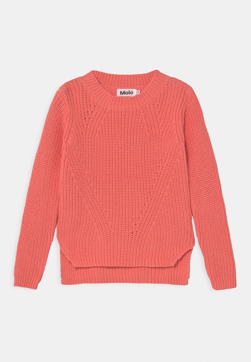 Pull en tricot corail avec un col rond, motif texturé et un ourlet arrière légèrement plus long. Étiquette de la marque 'Molo' visible à l'intérieur du col.