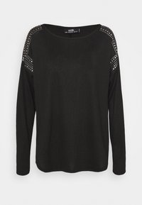 Musta pitkähihainen pusero pyöreällä pääntiellä, jossa on niitattuja yksityiskohtia hartioilla ja pehmeä, teksturoidu kangas.