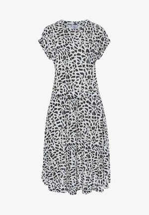 Sukienka z krótkim rękawem z lekkiego materiału, z czarno-białym abstrakcyjnym wzorem, z wcięciem w talii i zwiewnym dołem.
