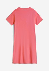 Robe à manches courtes en corail vif, présentant une coupe décontractée, un col rond et un tissu lisse. Aucun motif ni accent visible.