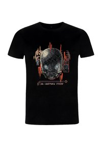 Černé tričko s krátkým rukávem s grafikou lebky robota s modrýma očima a digitálními vzory v červené a bílé barvě, umístěno uprostřed vpředu.