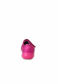 Rosa Sportschuh mit einem strukturierten Textil-Obermaterial und einer glatten Gummisohle. Verfügt über einen Riemen für eine sichere Passform. Sicht von hinten.