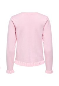 Pull rose clair à manches longues avec encolure ronde et bord à volants aux poignets et à l'ourlet, vu de dos.