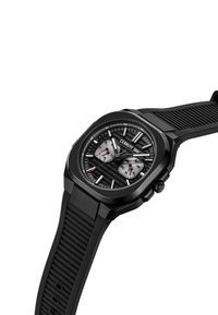 Orologio analogico nero con cassa ottagonale e cinturino in gomma. Il quadrante nero texturizzato presenta due sottoquadranti cronografici e indicatori delle ore bianchi.