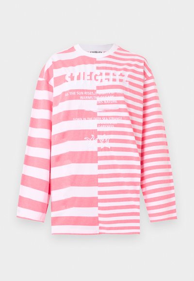 Ροζ και λευκό ριγέ πουκάμισο μακριάς μανσέτας με εναλλασσόμενα οριζόντια σχέδια ρίγας και λευκό κείμενο τυπωμένο στο στήθος.