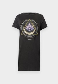 Camiseta de algodón negra con cuello redondo y mangas cortas. Presenta un gráfico de una flor de loto y formas geométricas en púrpura y oro.