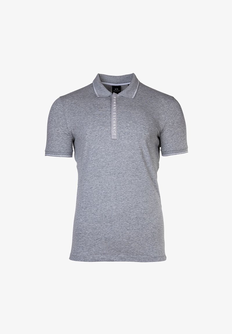Grå polo skjorte med korte ærmer, der har krave og en tre-knaps placket. Kontrasterende kantbånd på kraven og ærmerne, samt et logomærke.