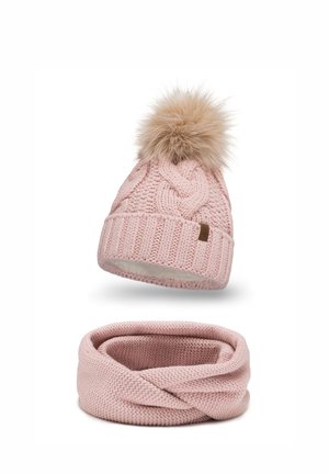 Eine gestrickte rosa Mütze mit einem Pelz-Pompon und einem passenden rosa Infinity-Schal, beide mit einem strukturierten Muster.