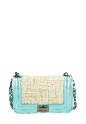 Eine rechteckige Handtasche mit einer gewebten beige Stoffvorderseite und glänzenden hellblauen Lederseiten, ausgestattet mit einem silbernen Kettenriemen und einem rechteckigen Verschluss.