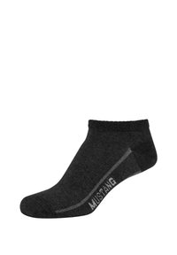 Czarna skarpetka do kostki wykonana z miękkiego materiału, z teksturowanym brzegiem, z szarym paskowanym wzorem i napisem "Mustang" z boku.