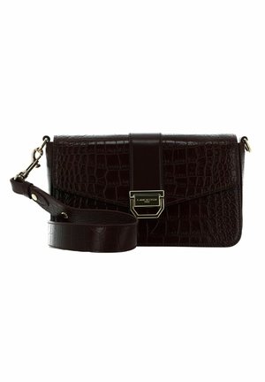 Sac à main en cuir bourgogne foncé embossé crocodile avec une bandoulière détachable et des accessoires dorés. Il dispose d'une fermeture à rabat.