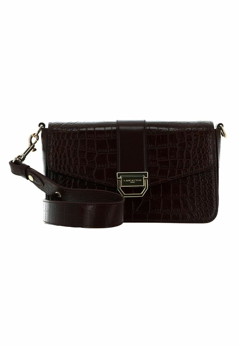 Borsa in pelle di color bordeaux scuro con effetto coccodrillo, dotata di una tracolla removibile e finiture dorate. Presenta una chiusura a patta.