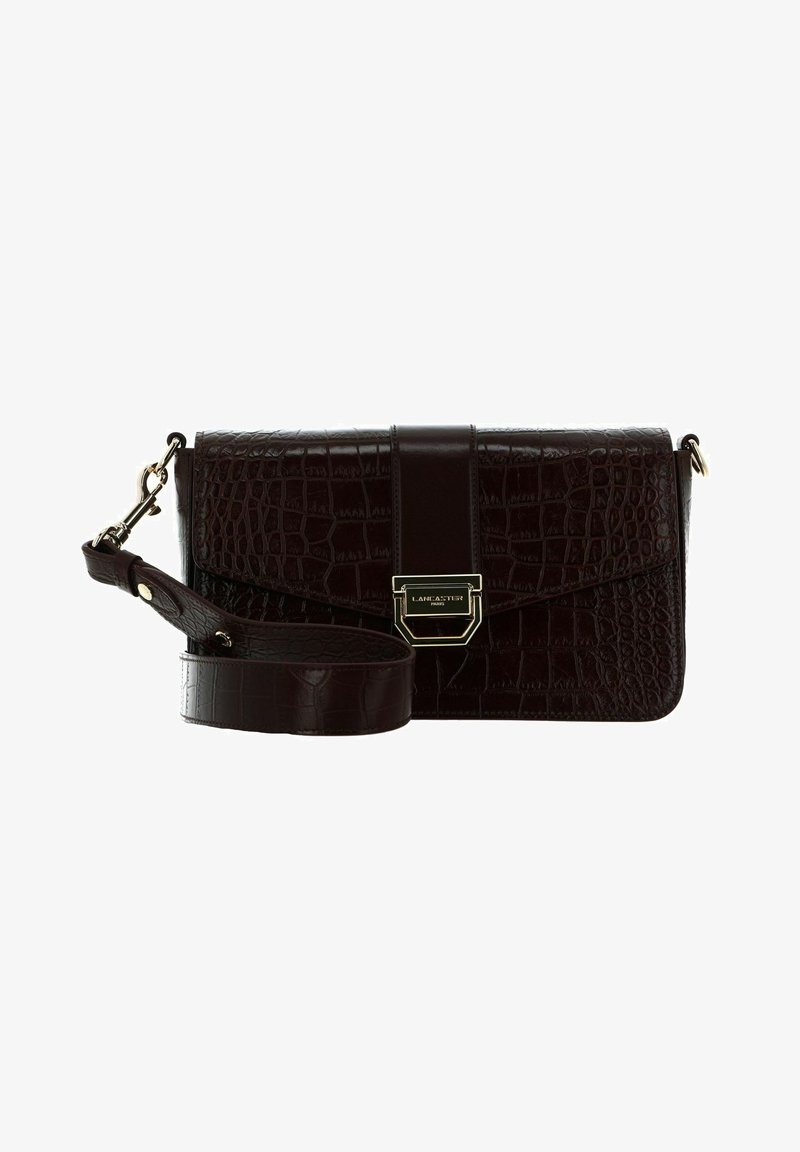 Borsa in pelle di color bordeaux scuro con effetto coccodrillo, dotata di una tracolla removibile e finiture dorate. Presenta una chiusura a patta.