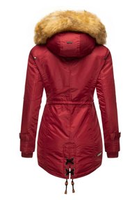 Parka roșu, până la genunchi, cu glugă căptușită cu blană, talie ajustabilă cu șnur și accente matlasate pe umeri. Material elegant, rezistent la apă.