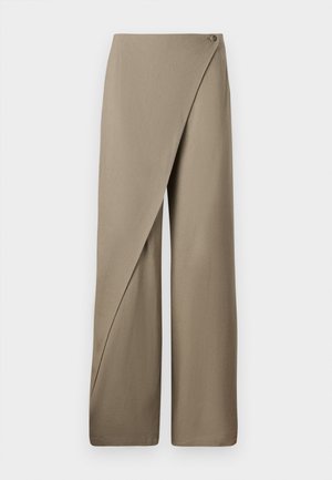 Beige wijde broek met een gedrapeerde voorkant, voorzien van een enkele knoopsluiting en een gladde, lichte stoffen textuur.