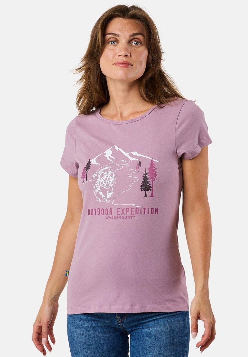 Lichtpaarse katoenen T-shirt met korte mouwen, met een grafiek van een berg en leeuw, en de tekst "BUITENAVONTUUR" in vetgedrukte letters.