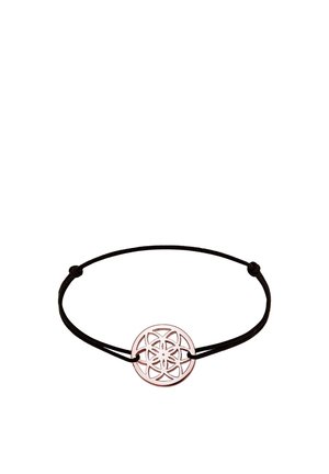 Pulsera de cordón ajustable negra con un charm metálico redondo en oro rosa que presenta un diseño recortado de patrón floral geométrico.