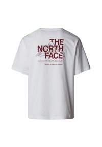 Camiseta de algodón blanca con un gran gráfico burdeos en la parte posterior que incluye texto e imágenes de montañas. Mangas cortas y escote redondo.