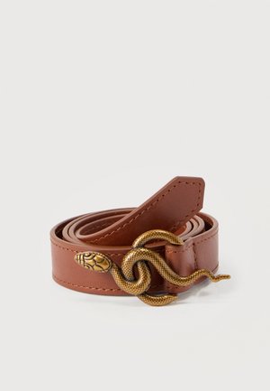 Cintura in pelle marrone con fibbia in metallo color oro a forma di serpente con dettagli delle squame. Textura liscia e design classico.