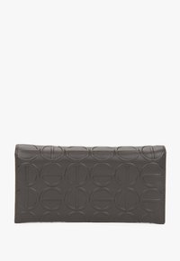 Ciemnoszary portfel o fakturowej powierzchni z wytłoczonym okrągłym wzorem. Smukły, prostokątny kształt z gładkim wykończeniem i przeszywanymi brzegami.