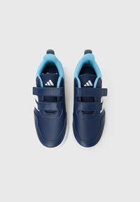 Tmavě modré dětské tenisky s pásky na suchý zip, texturovaný syntetický materiál, bílé detaily a světle modrá vnitřní podšívka.