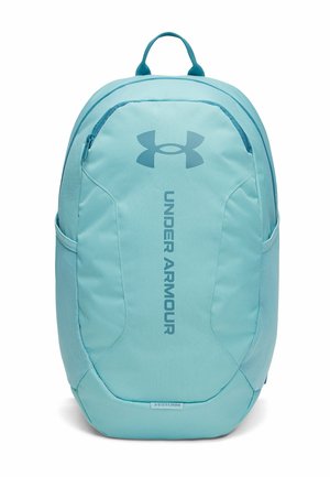 Mochila Under Armour azul claro con tela resistente, logo en el frente, bolsillos laterales de malla y asa superior acolchada para un fácil transporte.