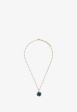 Złoty naszyjnik z łańcuszka z ciemnoniebieskim zawieszką w kształcie kwiatu, akcentowany małymi, okrągłymi koralikami w różnych odcieniach wzdłuż łańcuszka.