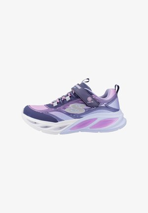 Sneaker sportivo con una tomaia in tessuto viola e rosa, chiusura con lacci e cinturino, suola intermedia bianca e accentazioni luminescenti sulla suola.
