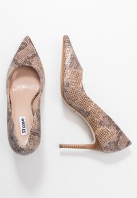Světlé lodičky s špičatou špičkou v béžovém a hnědém hadím vzoru, s lesklým povrchem, jehlovým podpatkem a hladkým vnitřním podšívkem.